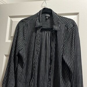 Deep v button down black and white Worthington L Large